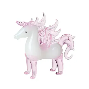 Vista dettagliata di una statuina di unicorno in cristallo bianco e viola per decorazione