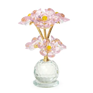 Elegante adorno de flor de loto rosa de cristal con tallos dorados y base de cristal