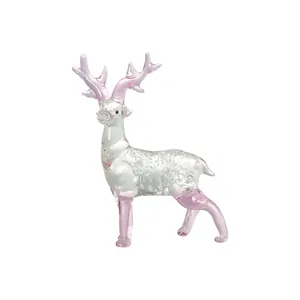 Dettaglio di una statuina di renna in vetro bianco e rosa con eleganti motivi a rilievo