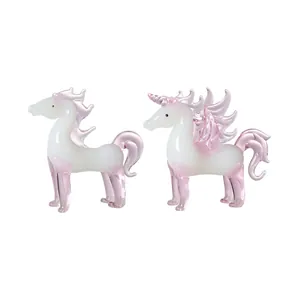 Dettaglio di eleganti figurine di pegaso in cristallo rosa e bianco da decoro