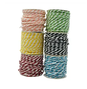 Detailansicht verschiedener 4mm zweifarbiger gedrehter Papierschnüre für Geschenke.
