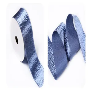 Dettaglio della trama del nastro blu metallizzato di lusso per confezioni regalo eleganti