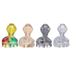 Vista dettagliata di quattro figurine di cobra in cristallo colorato per la decorazione