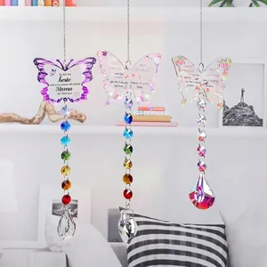 Gros plan de trois attrape-soleil papillon en cristal avec perles colorées.