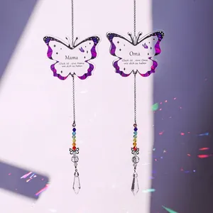 Vue détaillée d'attrape-soleil papillon avec perles arc-en-ciel et pendentifs en cristal