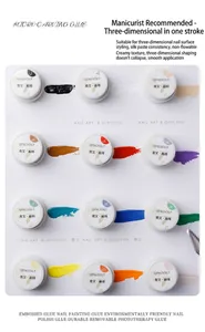 Detail van 12 levendige kleuren reliëf nagellak gel voor professionele nagelkunst