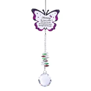 Attrape-soleil papillon avec boule de cristal et message pour grand-mère sur blanc.
