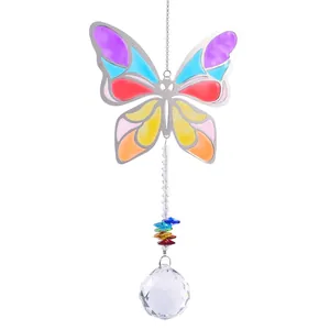 Detail eines bunten Schmetterlings-Sonnenfängers mit Regenbogensteinen und Kristallkugel