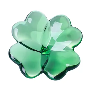Detalle de cerca de un adorno de cristal de trébol de cuatro hojas verde translúcido