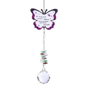 Détail d'un attrape-soleil papillon avec boule de cristal et texte pour maman!