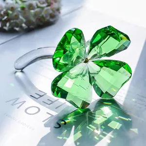 Primer plano detallado de un trébol de cuatro hojas de cristal verde facetado