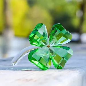 Primer plano de los pétalos de cristal verde facetado en una figura decorativa de trébol