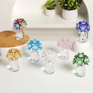 Detailansicht verschiedener bunter Kristallblumen-Ornamente in Glasvasen