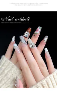 Makroaufnahme von funkelnden K9 Kristall-Nagel-Anhängern und eleganter Nagelkunst