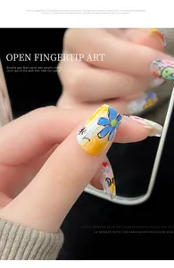 Détail en gros plan de motifs floraux créés avec un marqueur de nail art acrylique à séchage rapide