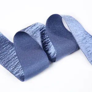 Elegantes marineblaues Satinband in Knitteroptik für luxuriöse Geschenkverpackungen
