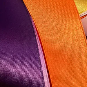 Nahaufnahme von bunten matten Satinbändern für DIY-Bastelarbeiten und Haarschmuck