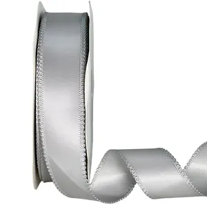 Silbernes Polyester-Satinband mit genähten Kanten für Geschenkverpackungen und Basteln