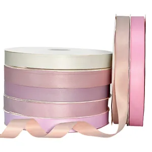 Stapel matte Polyesterbänder in verschiedenen Pink- und Lilatönen für DIY-Bastelarbeiten