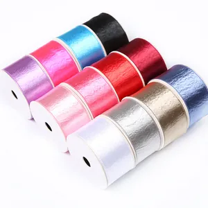 Nastri di raso metallizzati in vari colori per confezioni regalo e artigianato DIY.