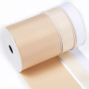 Hochdichte Polyester-Ripsbänder in Beige und Weiß zur Geschenkverpackung geeignet.