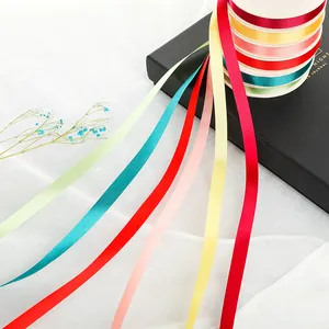 Rubans en satin de polyester colorés de différentes largeurs pour emballages cadeaux