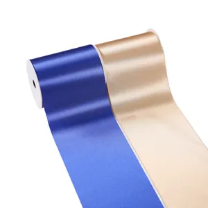 Rubans de satin bleu roi et champagne avec un éclat élégant sur fond blanc éclatant