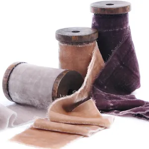 Eleganti nastri di velluto strappati a mano con bordi sfrangiati per matrimoni DIY