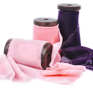 Eleganti nastri in velluto di seta fatti a mano con bordi sfilacciati per bouquet e DIY