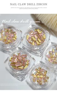 Detailansicht von rosa Zirkon-Nagelsteinen in Goldfassungen und verschiedenen Formen.