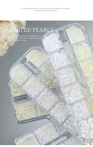 Primo piano di perle bianche assortite per nail art in una scatola a griglia