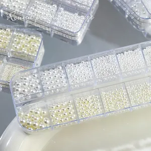 Perle bianche lucide professionali di dimensioni miste per nail art 3D in scatola trasparente