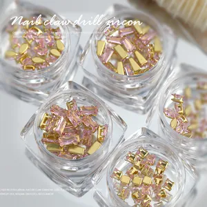 Zarte rosa Zirkonia-Nagelkunst-Charms mit Goldkrallenfassung in Gläsern