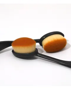 Detailaufnahme der weichen orangefarbenen Borsten professioneller Nagelstaubbürsten.