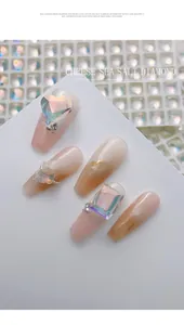 Vista macro de cristales iridiscentes de corazón y cuadrados en uñas de color nude