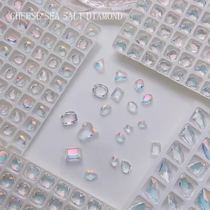 Aurora Iridiscente 3D Uñas Diamantes de Imitación Fondo Puntiagudo Cristal Corazones Mariposa Manicura Decoración