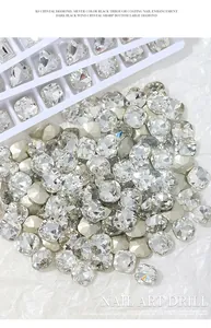 Detaillierte Makroaufnahme funkelnder K9 weißer Kristall-Strasssteine für professionelle Nail Art