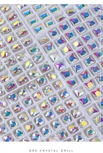 Detailansicht irisierender K9 Kristall Nagelschmuck in verschiedenen geometrischen Formen