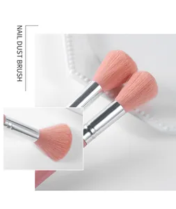 Detailaufnahme der weichen rosa Borsten einer professionellen Nagelstaubbürste