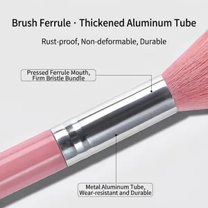 Makroaufnahme einer professionellen Nagelstaubbürste mit rosa Borsten und Aluminiumrohr