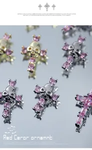 Vue macro de breloques à ongles punk vintage avec têtes de mort et strass roses.