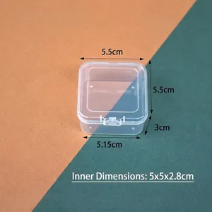 Vista detallada de una pequeña caja cuadrada de PP transparente con dimensiones.