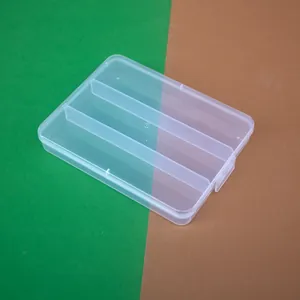 Vista dettagliata di una scatola in plastica trasparente a 3 scomparti con chiusura.