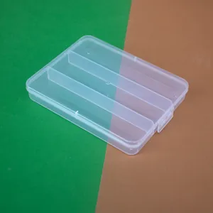 Vista dettagliata dall'alto di una scatola di plastica trasparente con 3 scomparti
