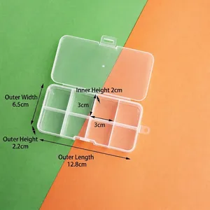 Vista detallada que muestra las dimensiones de la caja de plástico transparente de 6 compartimentos