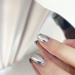 Vernis à ongles gel effet miroir argent métallique avec finition brillante