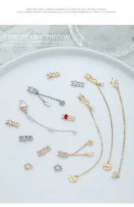 Gros plan détaillé de charms pour ongles or et argent avec zircon et chaînes.