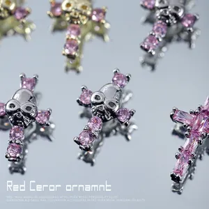 Breloques d'ongles punk croix et crâne avec strass roses pour l'art de la manucure rétro.