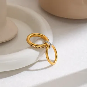Detail der 18K vergoldeten Edelstahlringe mit Pavé-Steinen im Ineinander-Design
