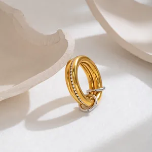 Nahaufnahme eines 18K vergoldeten mehrlagigen Edelstahlrings mit feinen Zirkon-Akzenten